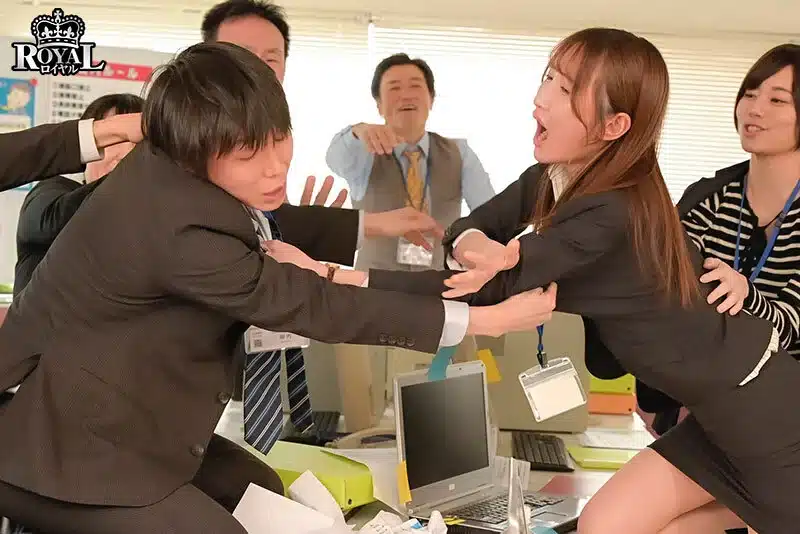 avonline เช้านี้ฉันตื่นมาเจอเพื่อนร่วมงานสาวอยู่ในห้องในชุดชั้นใน ROYD-351 5